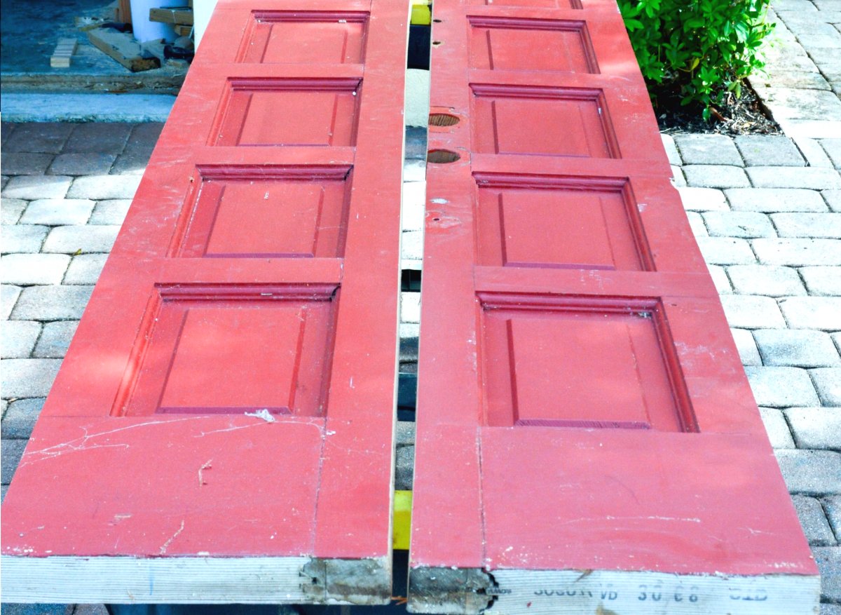 Интересный шкаф из двери - фото 3