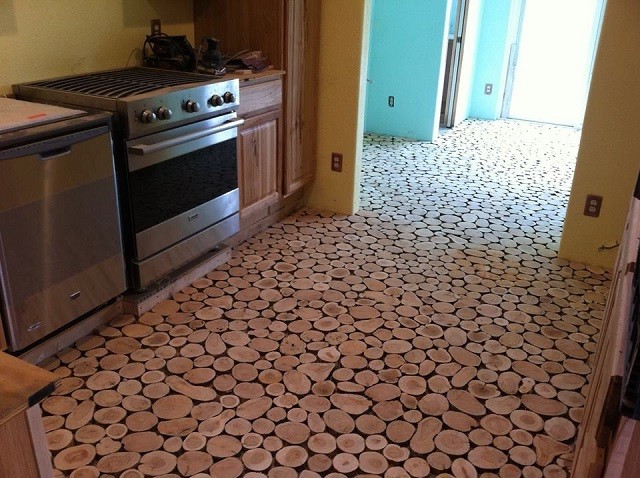 Наливной пол из круглых спилов дерева - фото 4