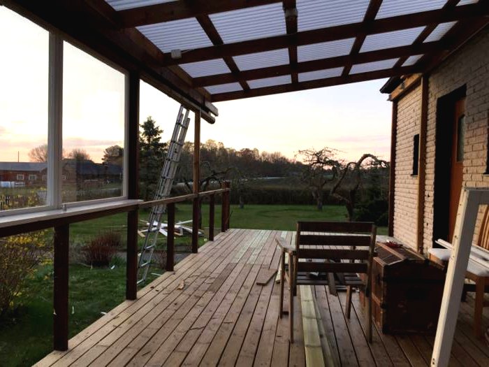 Закрытая веранда у дома - фото 7