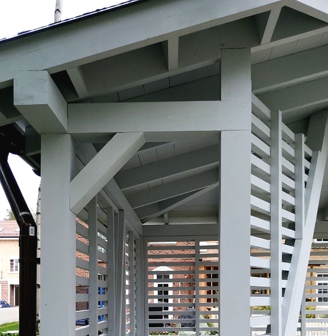 Интересная угловая беседка для дачи - фото 4