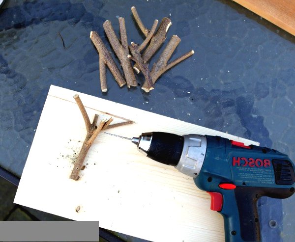 Вешалка из веток - фото 3