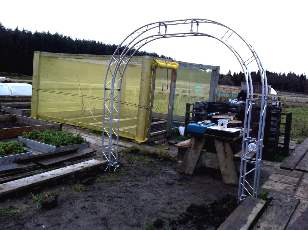 Оригинальный парник из алюминиевых стоек - фото 3