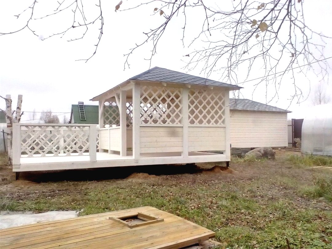 Интересная беседка с террасой из дерева - фото 7