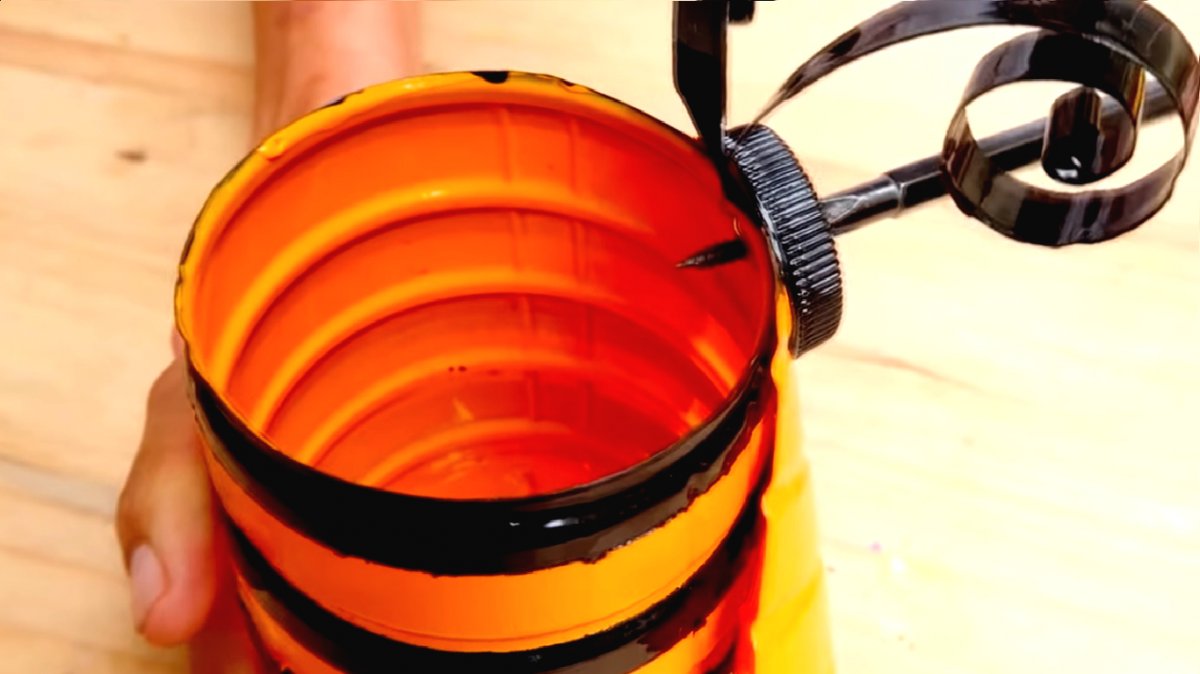 Необычный цветочный горшок из пластиковой бутылки - фото 18