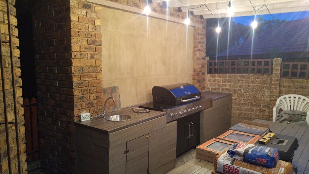 Интересная  летняя кухня под беседкой из перголы - фото 35