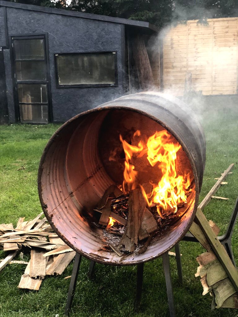 Что можно сделать из старой бочки железной на даче фото своими руками