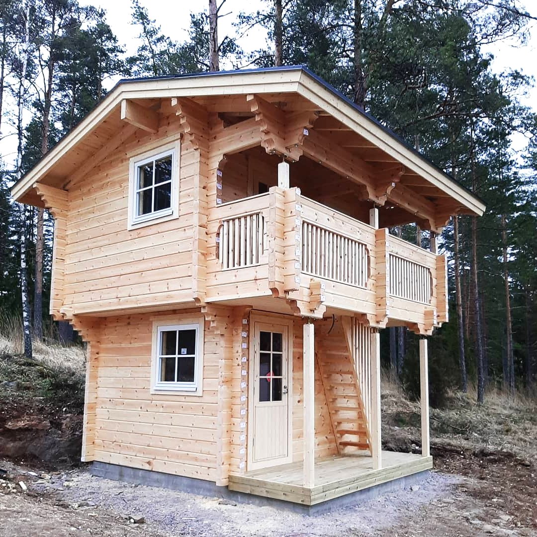 Необычный деревянный домик для дачи - фото
