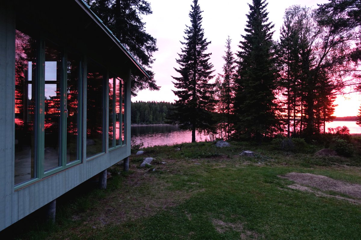 Деревянный дом у озера - фото 18