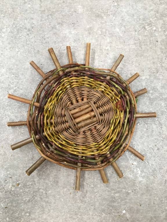 Плетеная корзина из веток - фото 7