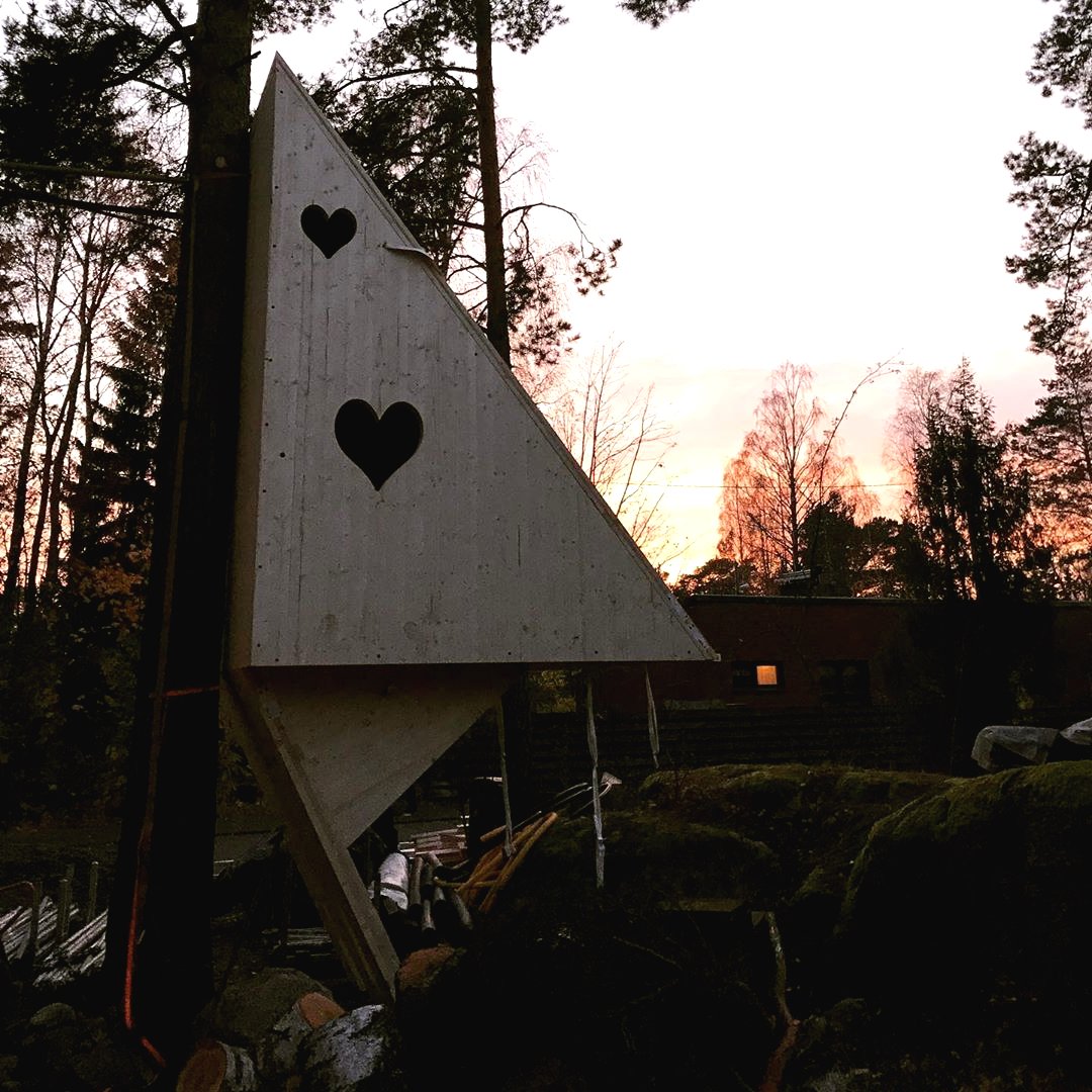 Необычный детский домик из дерева - фото 10