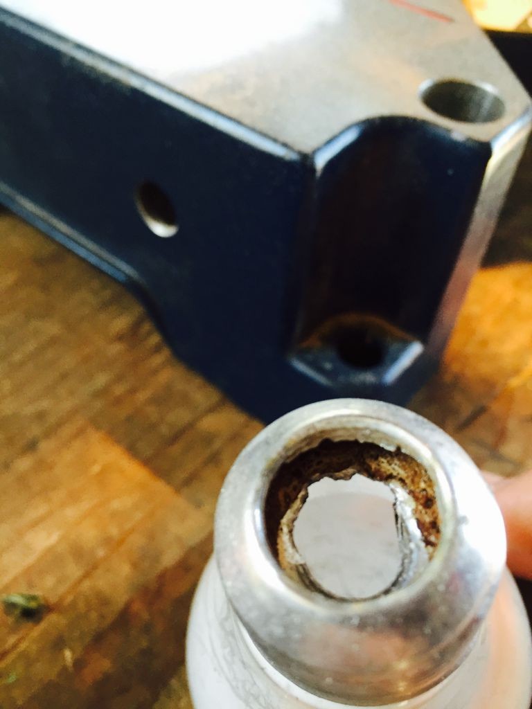 Необычная вешалка из бетонных лампочек - фото 4