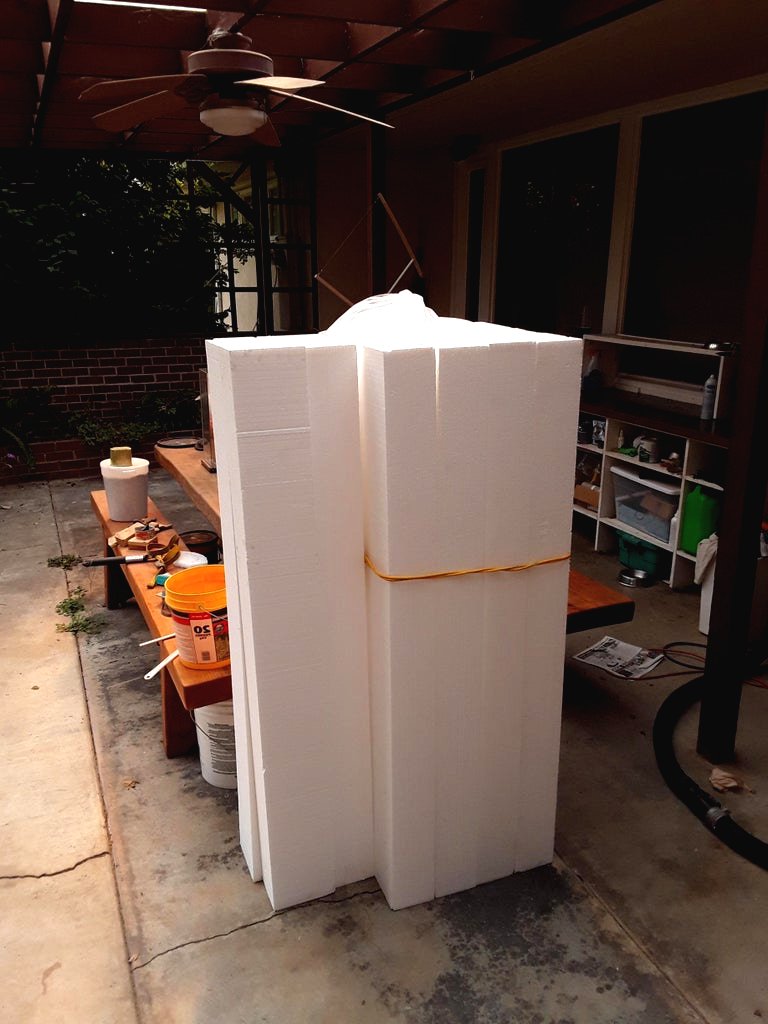 Необычный способ украсить сад статуей из пенополистирола - фото 3