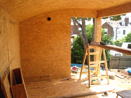 Необычный дом с изогнутой крышей - фото 12