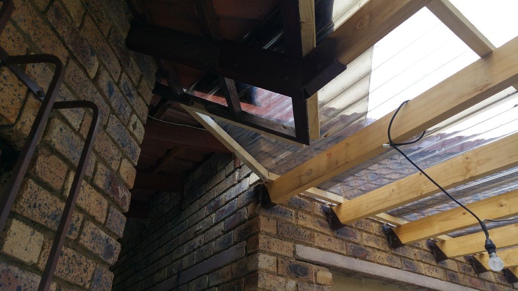 Интересная  летняя кухня под беседкой из перголы - фото 32