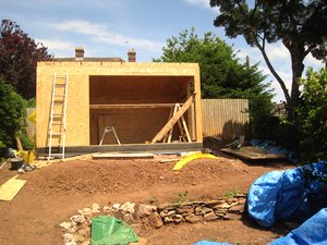 Необычный дом с изогнутой крышей - фото 7