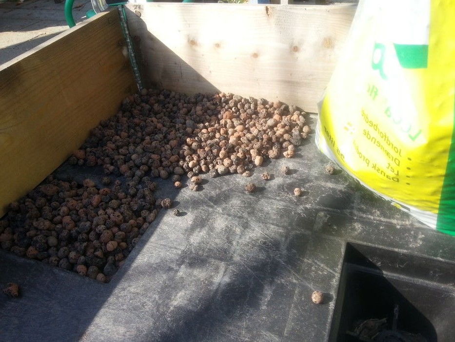 Мини-теплица с системой природного полива - фото 6