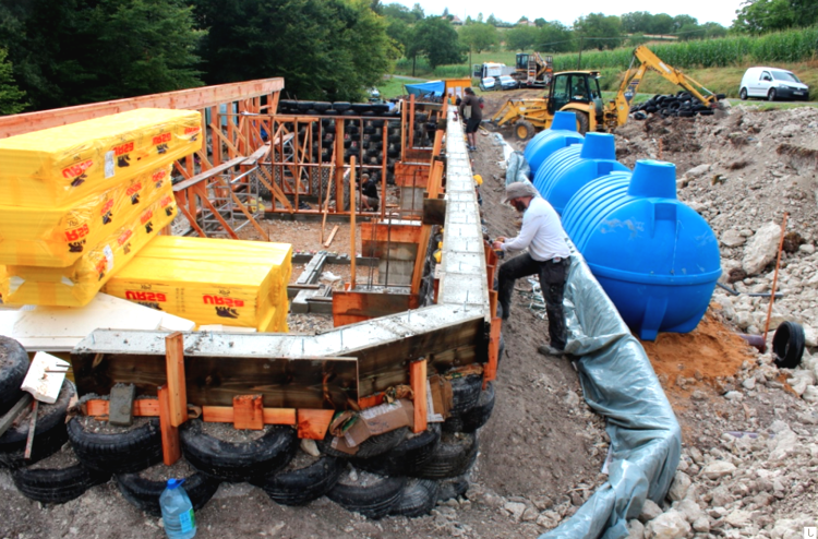 Дом из автопокрышек и стеклянных бутылок - фото 5