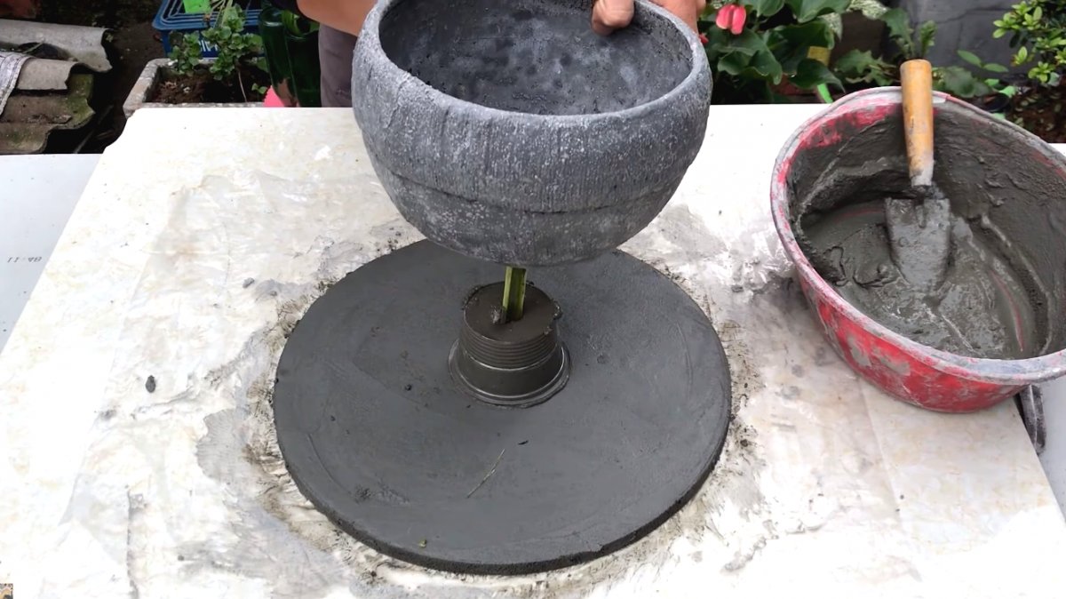 Цветочный горшок из цемента и старой шапки - фото 13