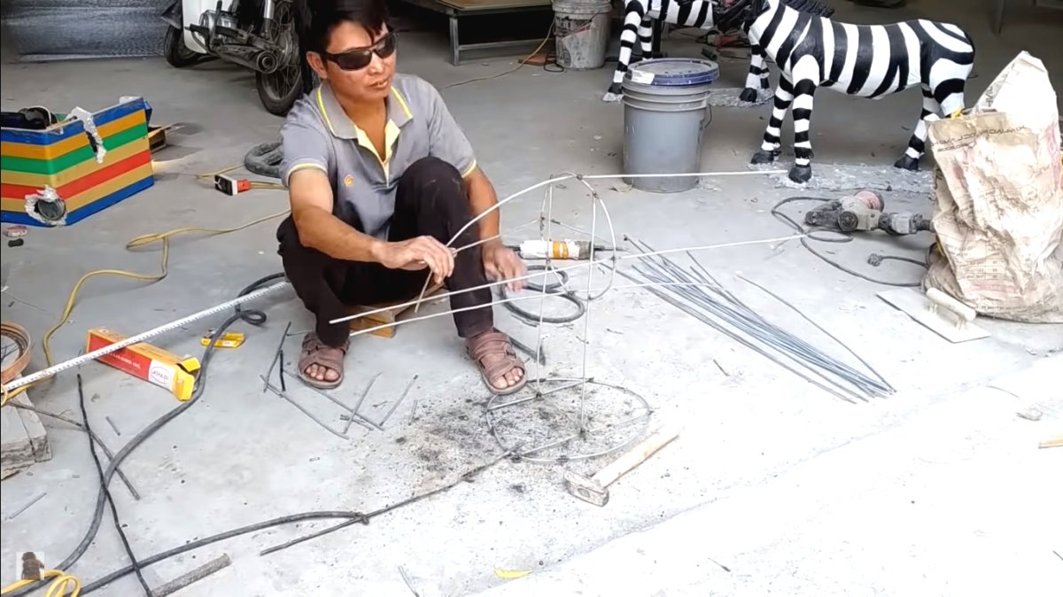 Необычая курочка из цемента - фото 2