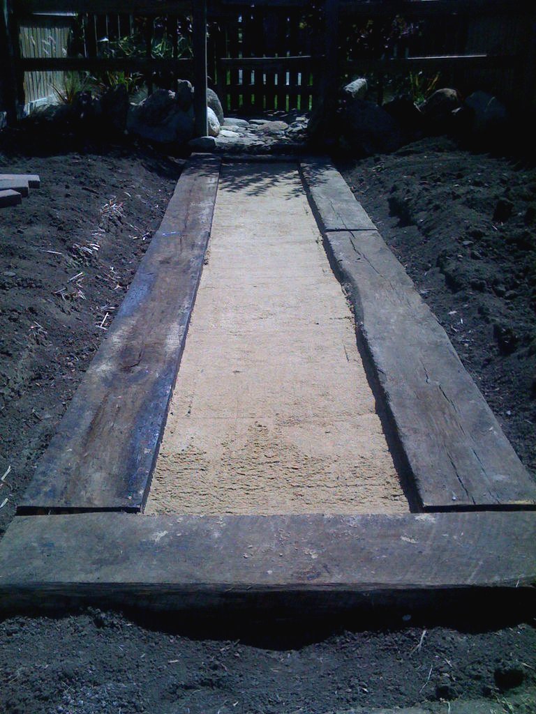 Садовая дорожка из кирпичей - фото 13