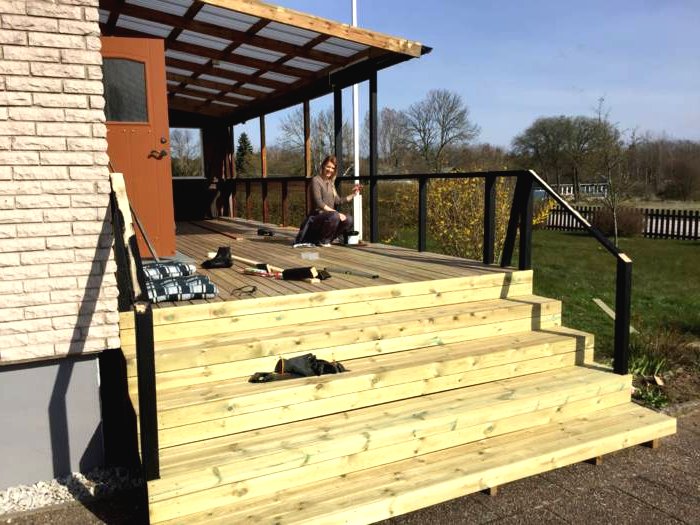 Закрытая веранда у дома - фото 11