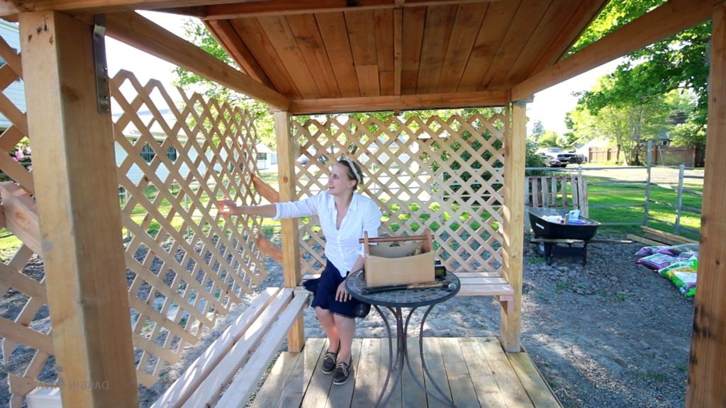 Уютная беседка с декоративной решеткой - фото 22