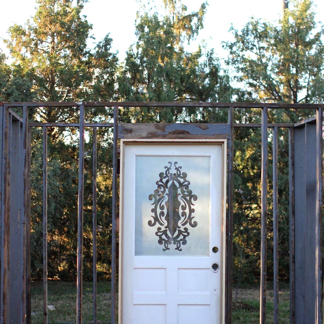 Оригинальная оранжерея из старых стекол - фото 5