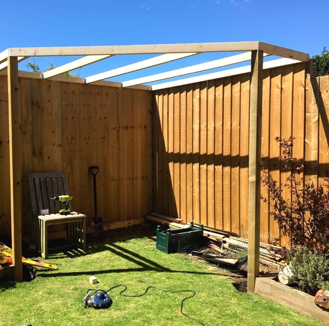 Красивая угловая беседка из дерева - фото 5