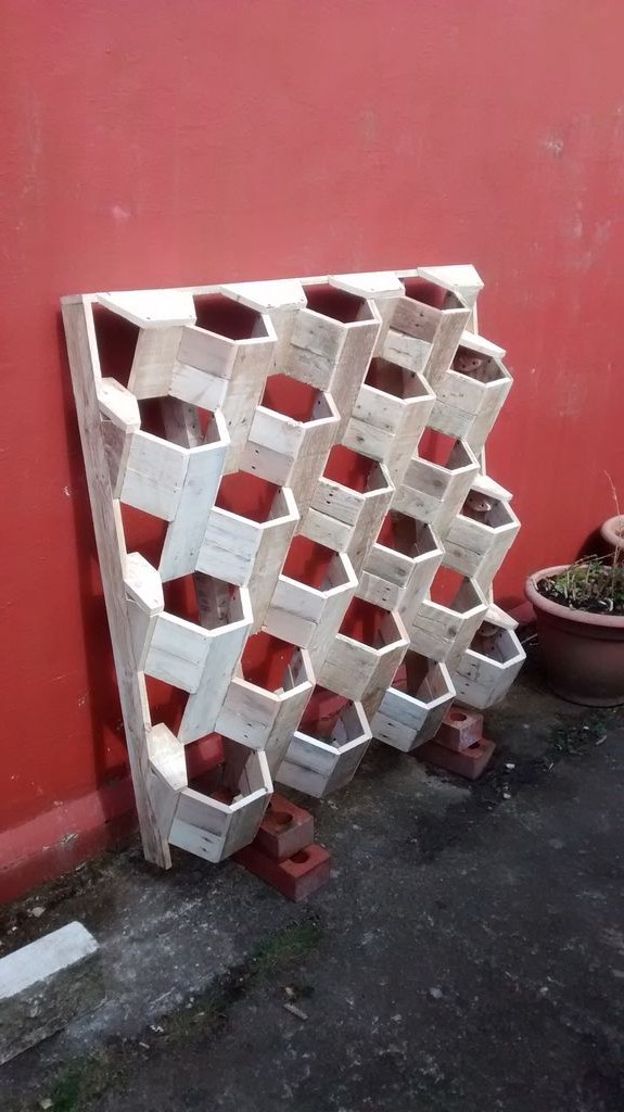 Вертикальный сад по форме улья - фото 13