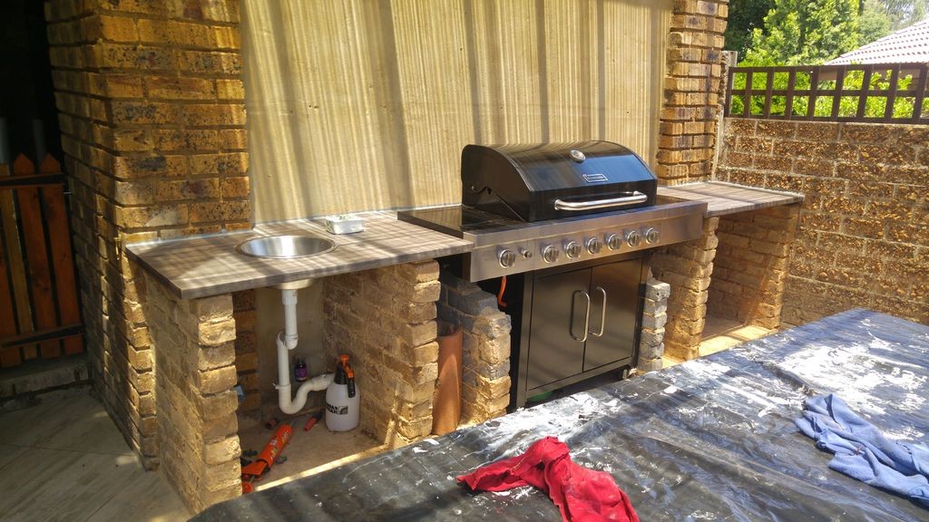 Интересная  летняя кухня под беседкой из перголы - фото 30