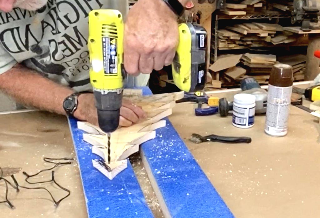 Новогодняя елка своими руками из дерева - фото 5