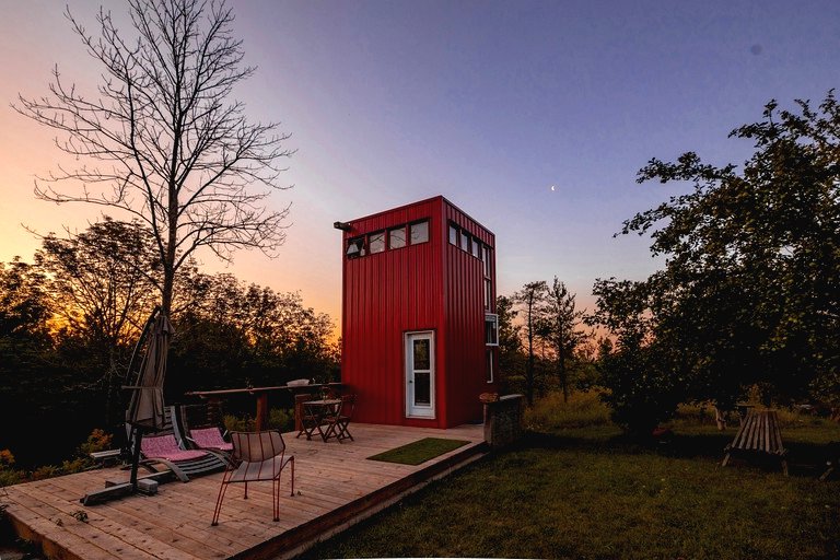 Крошечный дом ярко-красного цвета 3х3 метра - фото 3
