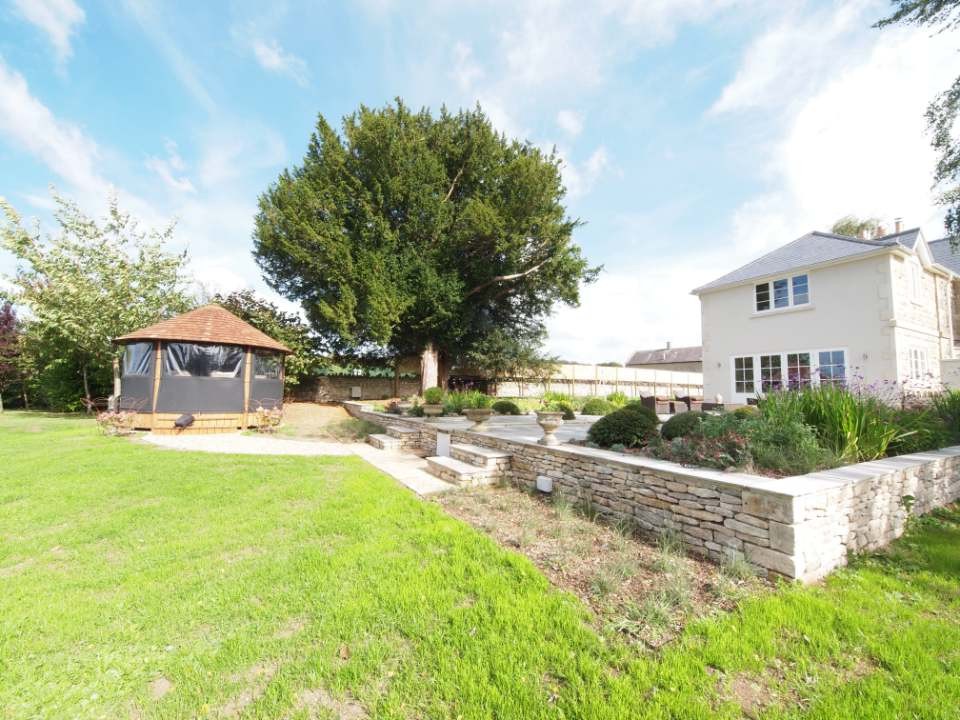 Терраса из камня с прудом - фото 6