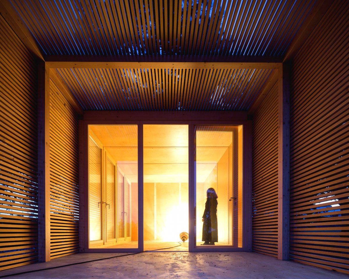 Необычная закрытая беседка с террасой из дерева - фото 5