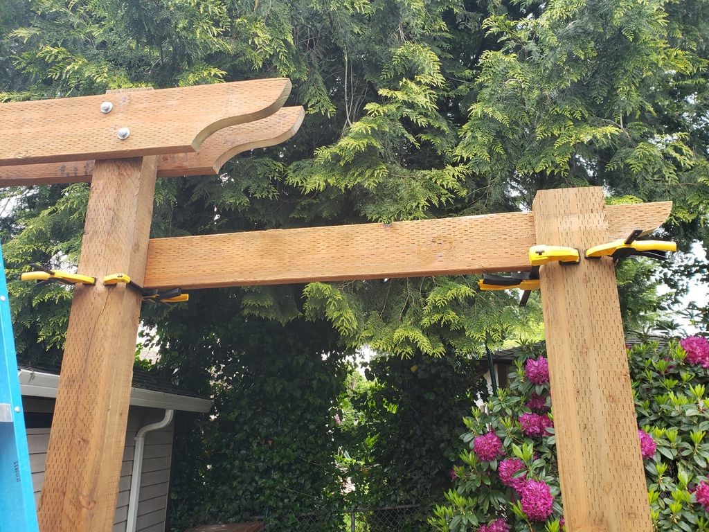 Арка из дерева с двойными качелями - фото 27