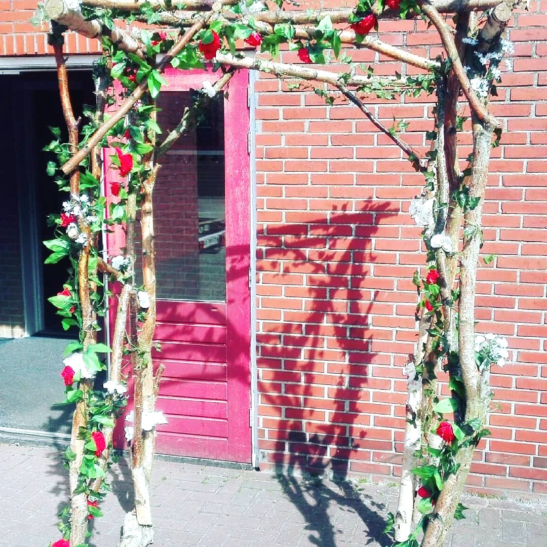 Садовая арка из веток - фото 3