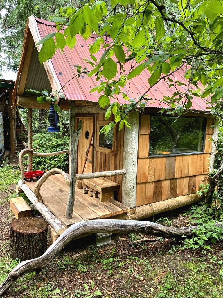 Строим детский домик из дерева на даче - фото 13