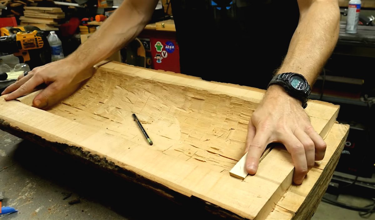 Как сделать скамью из бревна с местом для хранения - фото 24