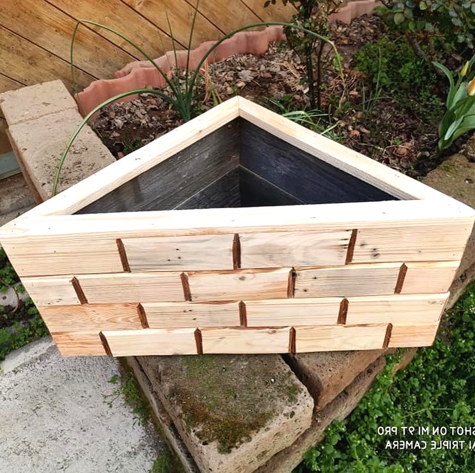 Оригинальные цветочные клумбы из дерева - фото 9