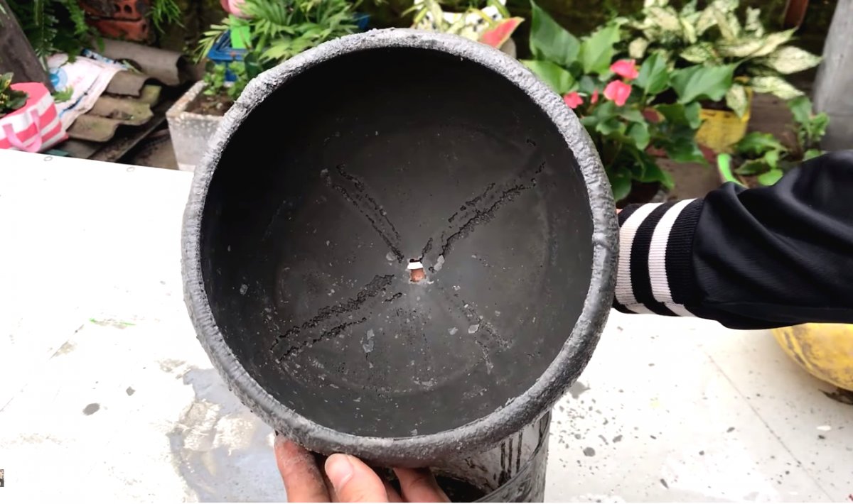 Цветочный горшок из цемента и старой шапки - фото 7