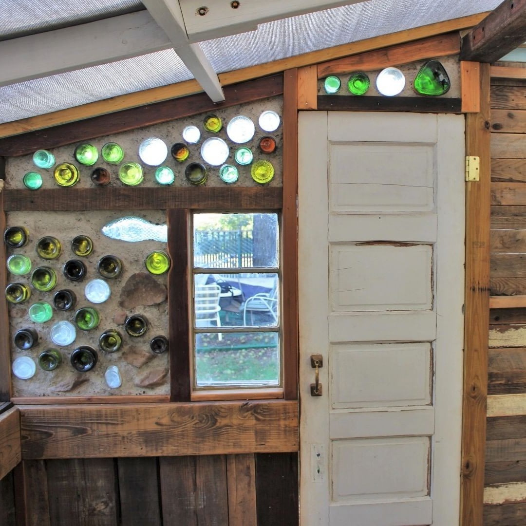 Теплица из поддонов и бутылок - фото 2