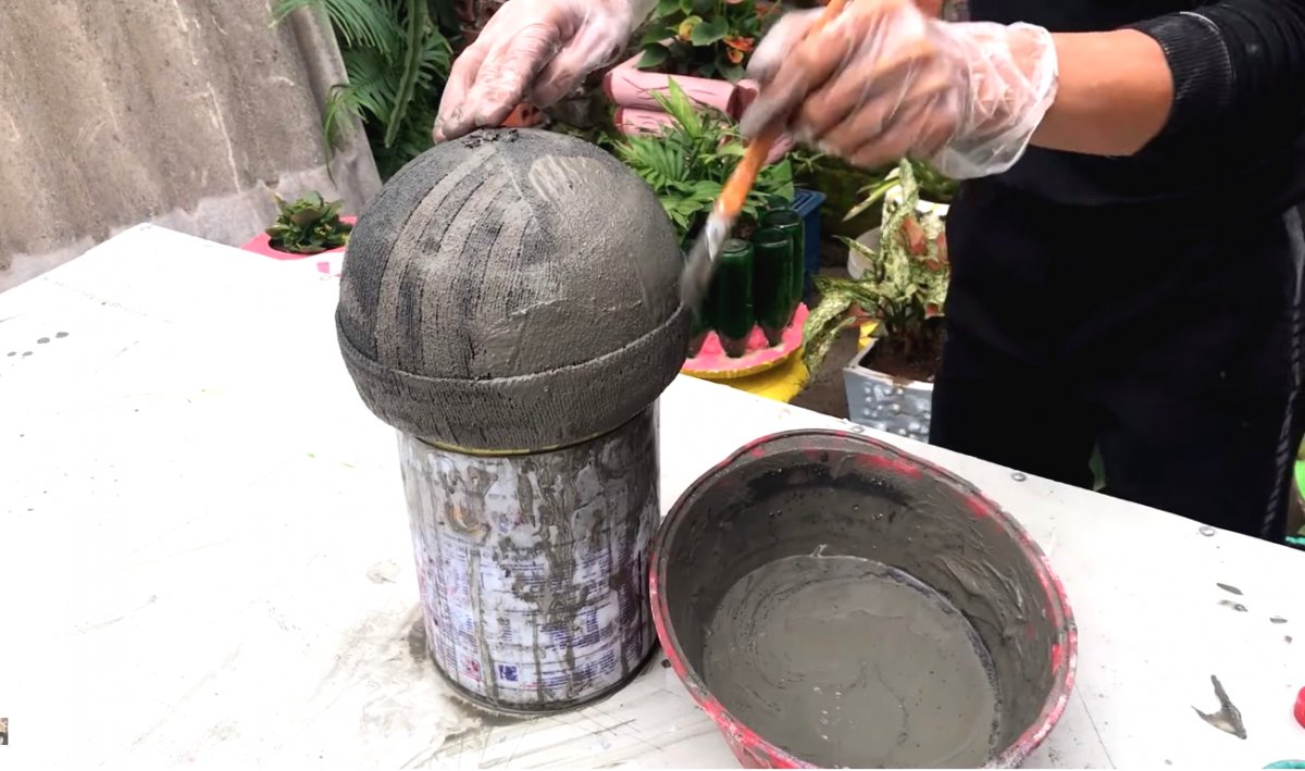 Цветочный горшок из цемента и старой шапки - фото 5