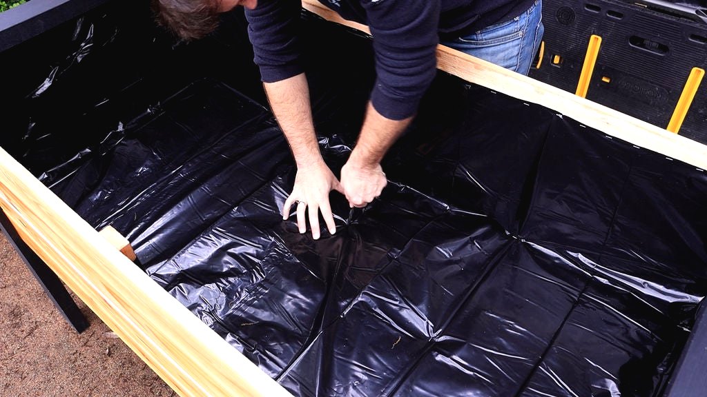 Интересная клумба из дерева - фото 11