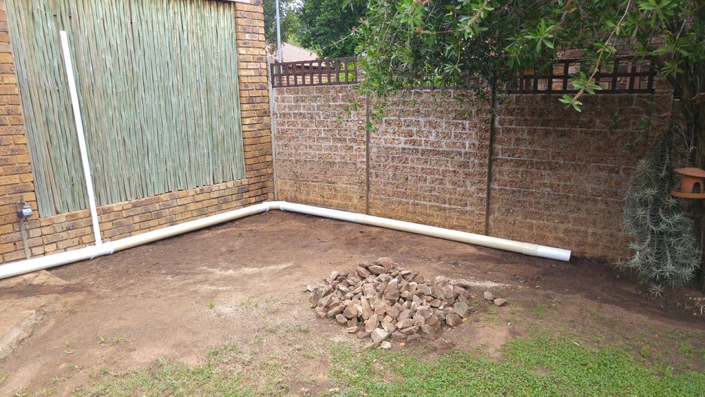 Интересная  летняя кухня под беседкой из перголы - фото 8