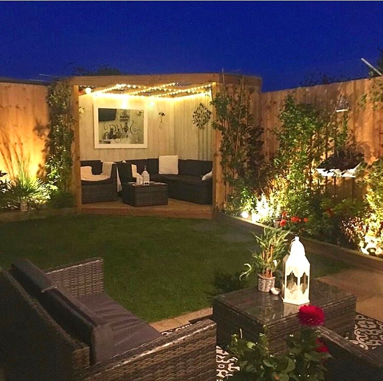 Красивая угловая беседка из дерева - фото 9