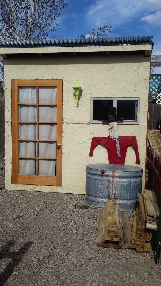 Небольшой садовый домик из поддонов - фото 10