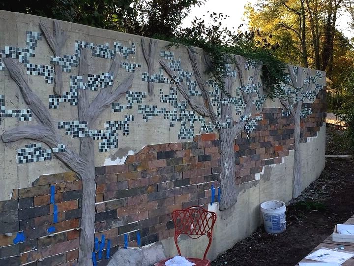 Оригинальная мозаика на бетонном заборе - фото 6