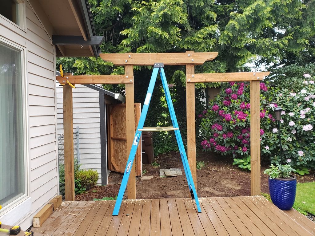 Арка из дерева с двойными качелями - фото 32