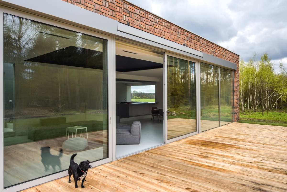 Интересный кирпичный дом - фото 13