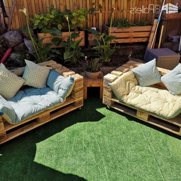 Садовый диван из поддона - фото